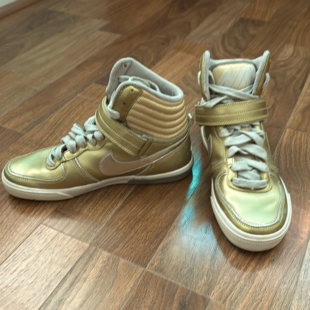 Nike WMNS AeroFlight High – Metallic Gold/ Silver/White 365965-901 2008
Size 6
